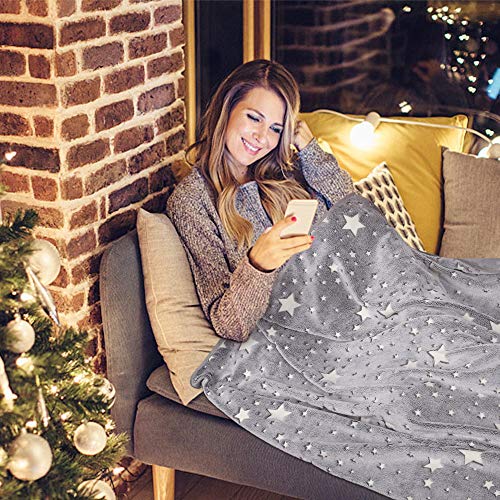 Exqline Manta Polar con Brillante Estrellas, 152 x 127 cm, Manta de Franela Estrella Luminosas para Niños, Invierno, Todas Las Estaciones con Bonito Embalaje de Arco como un Regalo… (Gris) Exqline Manta Polar con Brillante Estrellas, 152 x 127 cm, Manta de Franela Estrella Luminosas para Niños, Invierno, Todas Las Estaciones con Bonito Embalaje de Arco como un Regalo… (Gris)