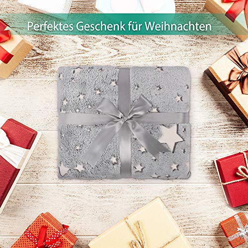 Exqline Manta Polar con Brillante Estrellas, 152 x 127 cm, Manta de Franela Estrella Luminosas para Niños, Invierno, Todas Las Estaciones con Bonito Embalaje de Arco como un Regalo… (Gris) Exqline Manta Polar con Brillante Estrellas, 152 x 127 cm, Manta de Franela Estrella Luminosas para Niños, Invierno, Todas Las Estaciones con Bonito Embalaje de Arco como un Regalo… (Gris)