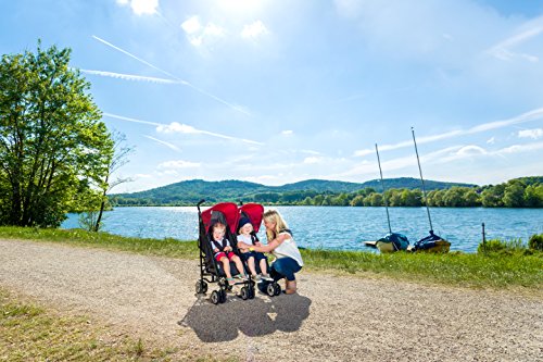 Hauck Turbo Duo - Silla gemelar para gemelos y hermanos de 0 meses hasta 15 kg, sistema de arnés de 5 puntos, ancho 75 cm, ancho asiento 2 x 29 cm, plegable ruedas desmontables, color rojo y negro