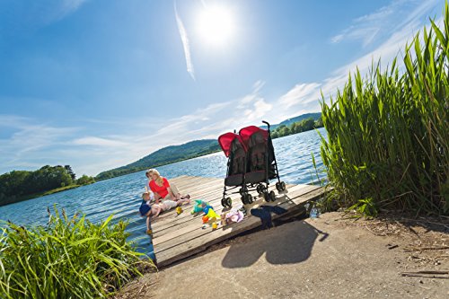 Hauck Turbo Duo - Silla gemelar para gemelos y hermanos de 0 meses hasta 15 kg, sistema de arnés de 5 puntos, ancho 75 cm, ancho asiento 2 x 29 cm, plegable ruedas desmontables, color rojo y negro