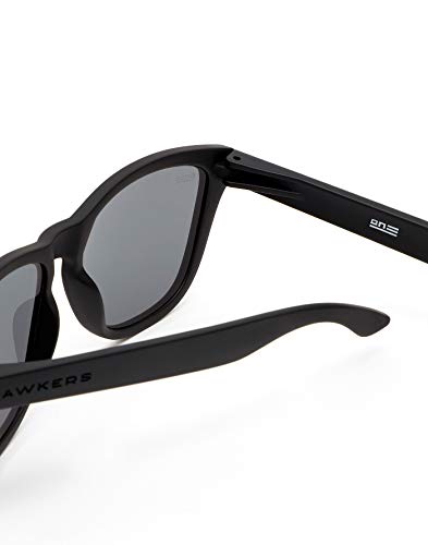 HAWKERS Gafas de Sol ONE Carbon Black, para Hombre y Mujer, con Montura Negra Mate y Lente Plata Efecto Espejo, Protección UV400 HAWKERS Gafas de Sol ONE Carbon Black, para Hombre y Mujer, con Montura Negra Mate y Lente Plata Efecto Espejo, Protección UV400