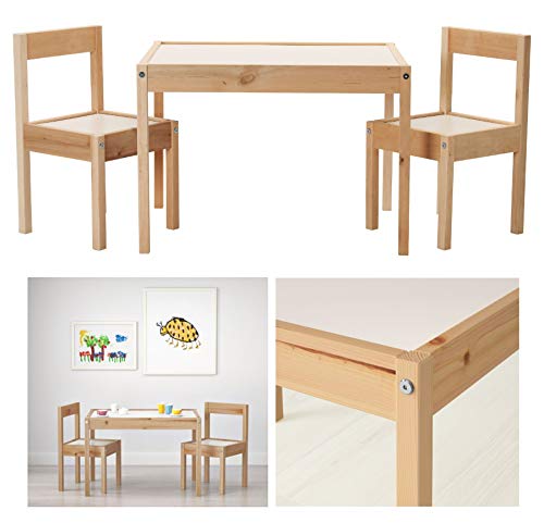 IKEA LATT - Mesa infantil con 2 sillas, color blanco y pino, sus pequeñas dimensiones hacen que sea especialmente adecuada para habitaciones pequeñas o espacios.