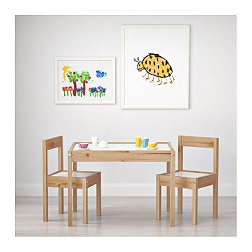 IKEA LATT - Mesa infantil con 2 sillas, color blanco y pino, sus pequeñas dimensiones hacen que sea especialmente adecuada para habitaciones pequeñas o espacios.