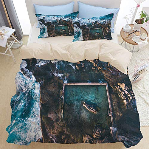 Juego de funda nórdica beige, vista aérea, luz de la mañana temprano con olas del mar que fluyen sobre las rocas alrededor de la piscina North Curl Ocean Rock, juego de cama decorativo de 3 piezas con