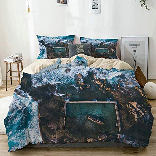 Juego de funda nórdica beige, vista aérea, luz de la mañana temprano con olas del mar que fluyen sobre las rocas alrededor de la piscina North Curl Ocean Rock, juego de cama decorativo de 3 piezas con