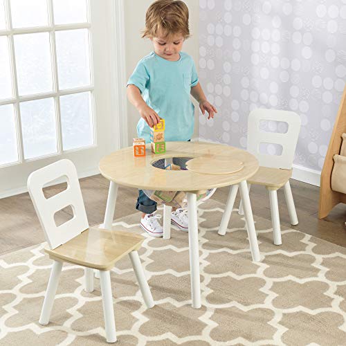 KidKraft 27027- Mesa de madera redonda natural y blanca con 2 sillas, para sala de juegos para niños / muebles de dormitorio , Color Natural y Blanco