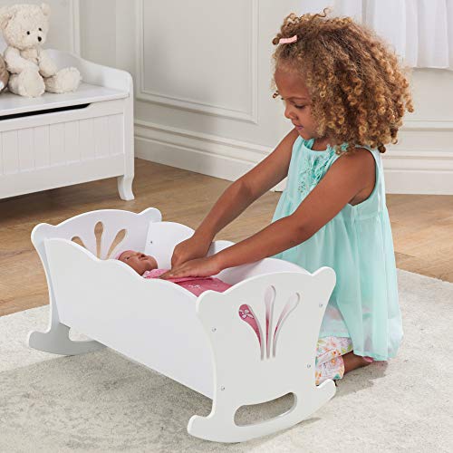 KidKraft- Cuna de madera de juguete con ropa de cama rosa, para muñecos Lil' Doll Craddle , Color Blanco (60101)
