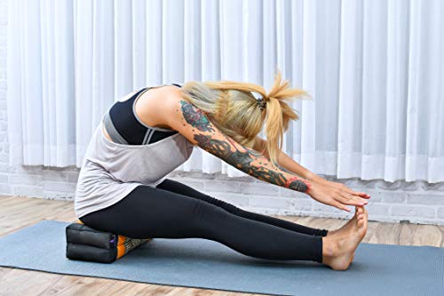 Leewadee Bloque de Yoga pequeño – Cojín Alargado para Pilates y meditación, cojín para el Suelo Hecho de kapok Natural, 35 x 18 x 12 cm, Naranjo Negro