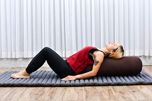 Leewadee Set de 2 Yoga bolsters Grandes – Almohadas tailandesas de kapok Natural, Cojines alargados para Pilates, 65 x 25 x 25 cm, Set de 2, marrón