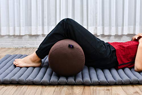 Leewadee Set de 2 Yoga bolsters Grandes – Almohadas tailandesas de kapok Natural, Cojines alargados para Pilates, 65 x 25 x 25 cm, Set de 2, marrón