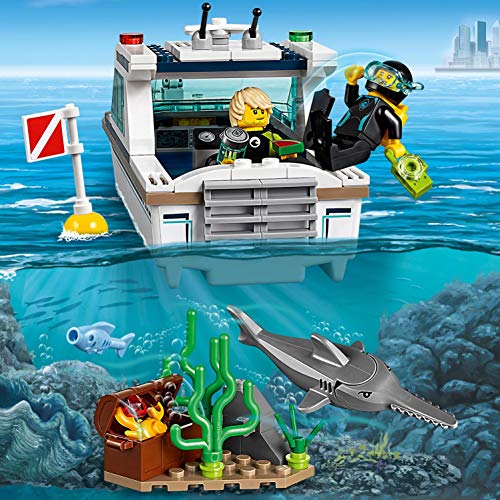 LEGO City Great Vehicles - Yate de Buceo, juguete creativo de construcción de barco con minifiguras de submarinistas y animales marinos (60221)