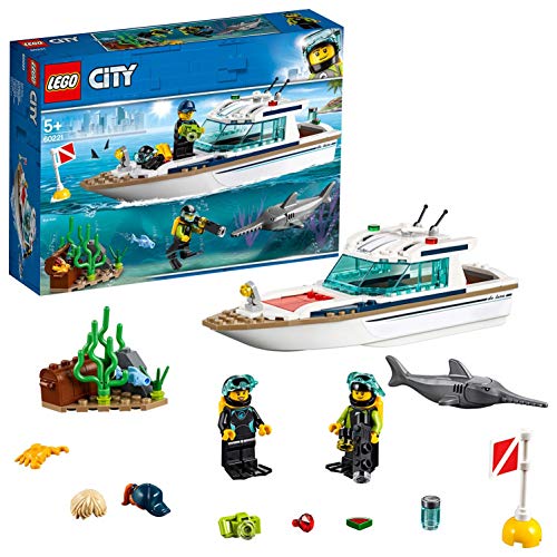 LEGO City Great Vehicles - Yate de Buceo, juguete creativo de construcción de barco con minifiguras de submarinistas y animales marinos (60221)