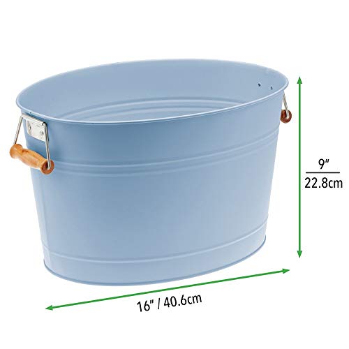 mDesign Cesta de almacenaje – Cubo Decorativo para el Cuarto de baño con Asas de Madera – Práctico Cubo metálico de 18 litros de Capacidad para Guardar Toallas, champú, etc. – Azul Claro