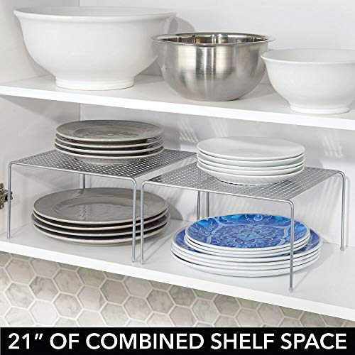 mDesign Juego de 2 estantes de cocina – Soportes para platos de metal – Pequeños organizadores de armarios para tazas, platos, alimentos, etc. – plateado mDesign Juego de 2 estantes de cocina – Soportes para platos de metal – Pequeños organizadores de armarios para tazas, platos, alimentos, etc. – plateado