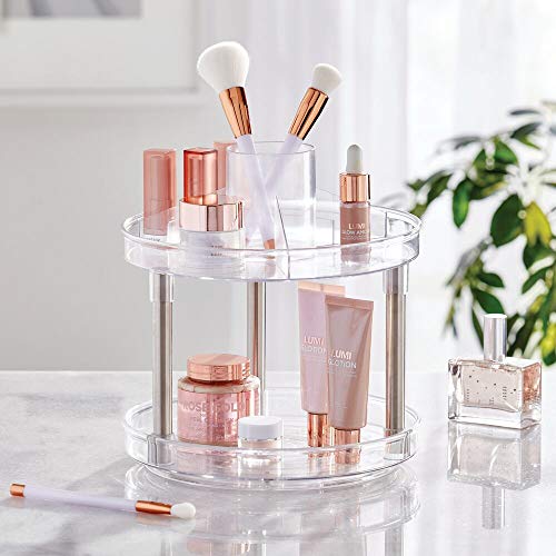 mDesign Plataforma giratoria para cosméticos – Elegante Organizador de Maquillaje para loción, cosméticos y brochas – Expositor Giratorio Redondo de 2 Niveles para baño y tocador – Transparente