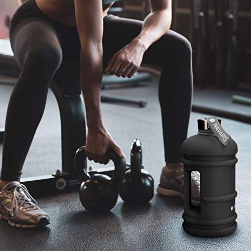 Navaris Botella Deportiva XXL - Bidón de Agua sin BPA - Cantimplora con Tapa y asa - Garrafa Grande de 2.2 litros para Fitness Ciclismo Senderismo Navaris Botella Deportiva XXL - Bidón de Agua sin BPA - Cantimplora con Tapa y asa - Garrafa Grande de 2.2 litros para Fitness Ciclismo Senderismo