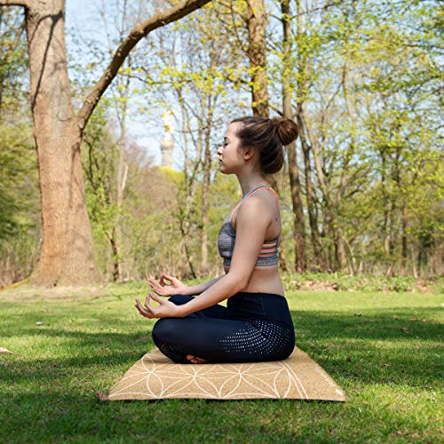 Navaris Esterilla de Yoga de Corcho Antideslizante - Alfombra para Entrenamiento de Gimnasia - Colchoneta de 183x61x0.5CM con diseño de Flor de Vida Navaris Esterilla de Yoga de Corcho Antideslizante - Alfombra para Entrenamiento de Gimnasia - Colchoneta de 183x61x0.5CM con diseño de Flor de Vida
