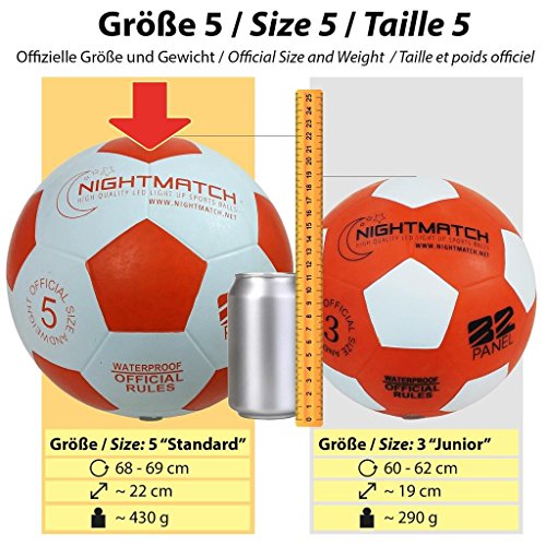 NIGHTMATCH Balón de Fútbol Ilumina Incl. Bomba de balón - LED Interior se Enciende Cuando se patea – Brilla en la Oscuridad - Tamaño 5 - Tamaño y Peso Oficial Blanco/Naranja