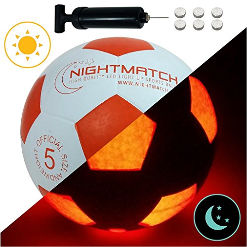 NIGHTMATCH Balón de Fútbol Ilumina Incl. Bomba de balón - LED Interior se Enciende Cuando se patea – Brilla en la Oscuridad - Tamaño 5 - Tamaño y Peso Oficial Blanco/Naranja