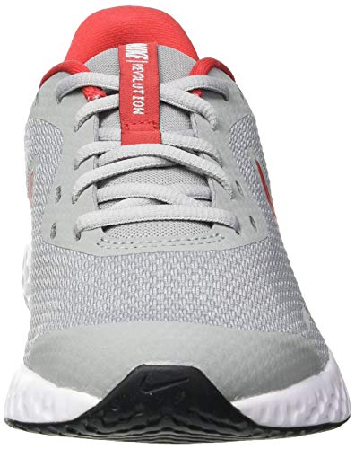 NIKE Revolution 5 (GS), Running Shoe Unisex Adulto, Gris (Light Smoke Grey/University Red-Photon Dust-White), 40 EU