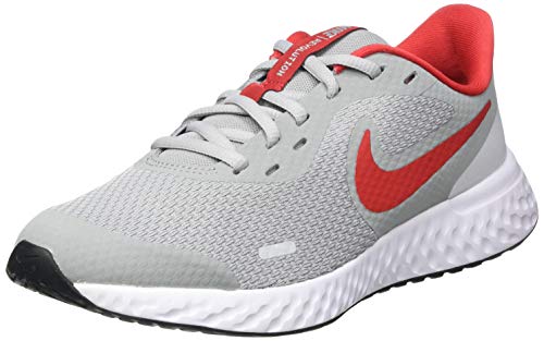 NIKE Revolution 5 (GS), Running Shoe Unisex Adulto, Gris (Light Smoke Grey/University Red-Photon Dust-White), 40 EU