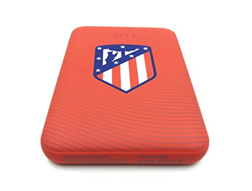 Power Bank- Bateria Externa para móvil. Producto Oficial Atletico de Madrid 5.000 mAh. Entrada Tipo C y micro USB. Salida USB. Tamaño pequeño y ligero.