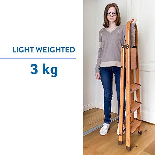 Tatkraft Upgrade 4 Escalera Doméstica de 4 Peldaños Antideslizantes, Taburete Plegable de Cocina de 4 Escalones, Escalerilla de Aluminio Estilo de Madera Escandinava Tatkraft Upgrade 4 Escalera Doméstica de 4 Peldaños Antideslizantes, Taburete Plegable de Cocina de 4 Escalones, Escalerilla de Aluminio Estilo de Madera Escandinava