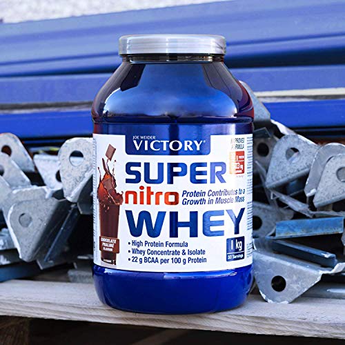 Victory Super Nitro Whey Fresa-Plátano (1 kg). Concentrado y aislado de suero. Fuente proteica rica en BCAAs. Recuperación muscular. Con L-Glutamina, Vitamina B6 y Calcio.