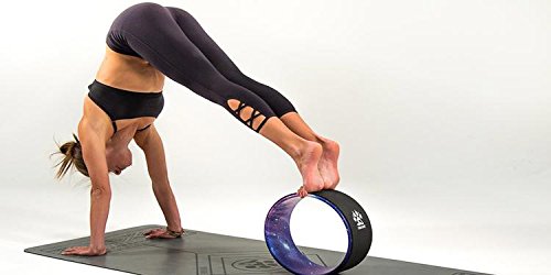 Yogi Bare Rueda de Yoga Antideslizante Corcho de 33 cm para estiramientos - Mejora Tus Movimientos y Rojouce la tensión - Contribuye a un Mayor Equilibrio y flexibilidad - Cósmica