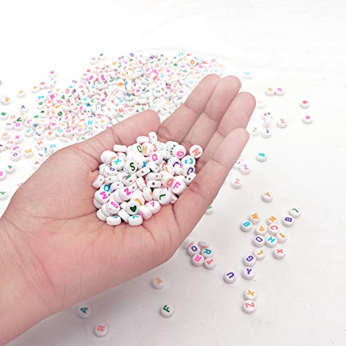 Abalorios de Plastico Alfabeto (A-Z) 1620 Piezas Cuentas Pulseras Redondas con Estuche para Almacenaje e Hilo - 6mm Abalorios Pulseras para Brazaletes, Hacer Joyas Abalorios Blancos Letras de Colores