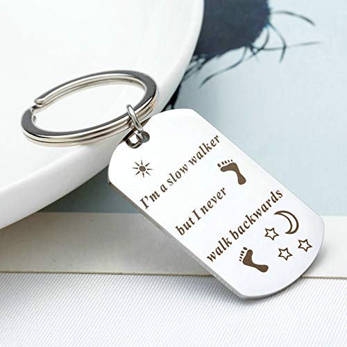 Aimrio Joyería Llavero de Acero Inoxidable para Hombres Etiqueta de Perro grabada I'm a Slow Walker but Never Plata Encantos Colgantes de Llavero Aimrio Joyería Llavero de Acero Inoxidable para Hombres Etiqueta de Perro grabada I'm a Slow Walker but Never Plata Encantos Colgantes de Llavero