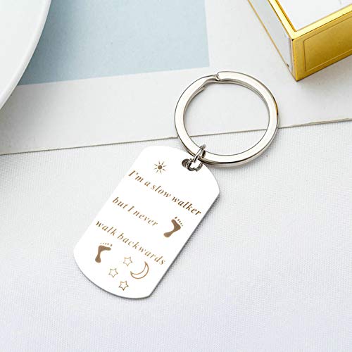 Aimrio Joyería Llavero de Acero Inoxidable para Hombres Etiqueta de Perro grabada I'm a Slow Walker but Never Plata Encantos Colgantes de Llavero Aimrio Joyería Llavero de Acero Inoxidable para Hombres Etiqueta de Perro grabada I'm a Slow Walker but Never Plata Encantos Colgantes de Llavero