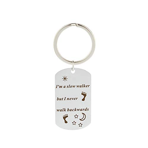 Aimrio Joyería Llavero de Acero Inoxidable para Hombres Etiqueta de Perro grabada I'm a Slow Walker but Never Plata Encantos Colgantes de Llavero Aimrio Joyería Llavero de Acero Inoxidable para Hombres Etiqueta de Perro grabada I'm a Slow Walker but Never Plata Encantos Colgantes de Llavero