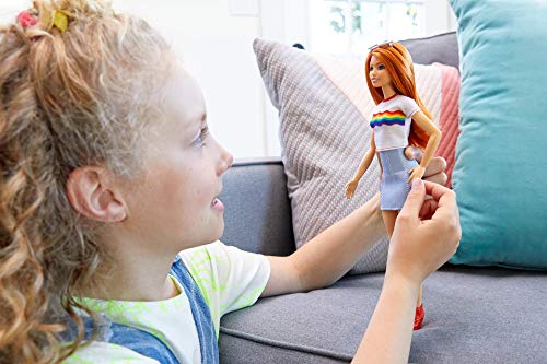 Barbie - Fashionista Muñeca Pelirroja con Camiseta de Arcoiris (Mattel FXL55) , color/modelo surtido