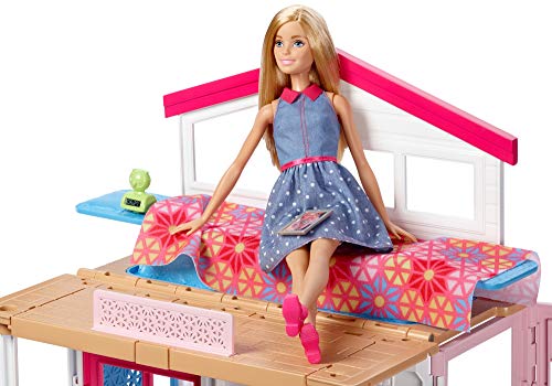 Barbie FXN66 - Juego para Fiesta de Verano con casa de muñecas, Muebles y Piscina y 3 muñecas