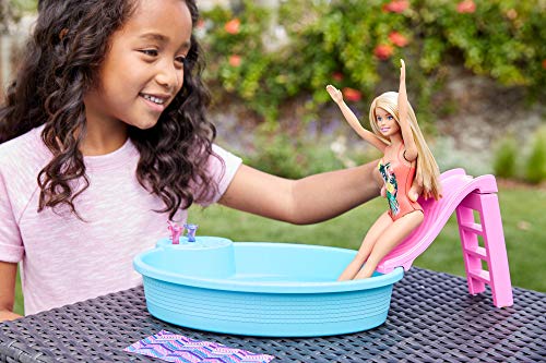 Barbie muñeca rubia de 30 cm con piscina, tobogán y accesorios, regalo para niñas y niños 3-9 años (Mattel GHL91)