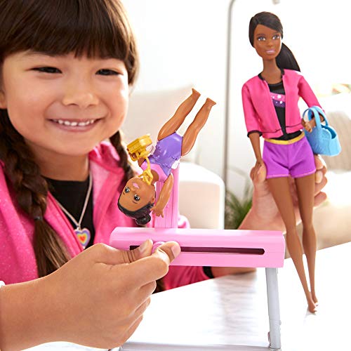 Barbie Quieo Ser Gimnasta artística - Muñeca morena con niña y accesorios (Mattel FXP40)