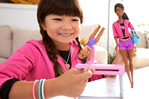 Barbie Quieo Ser Gimnasta artística - Muñeca morena con niña y accesorios (Mattel FXP40)