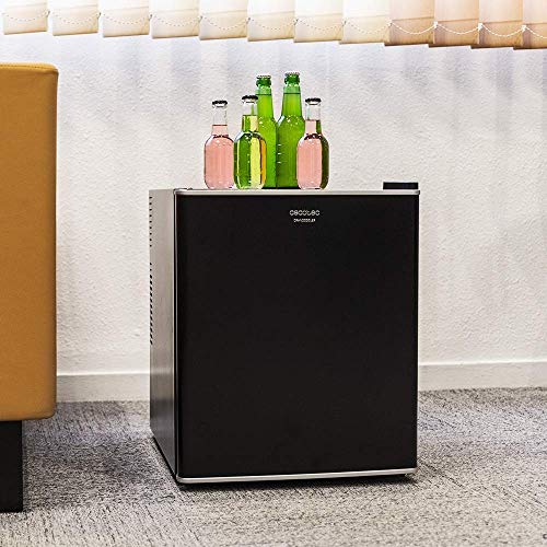 Cecotec mini bar GrandCooler 10000 Silent Black, de 46 L de capacidad, eficiencia energética A+, tecnología termoeléctrica, silencioso, luz LED interior y sistema Auto Defrost. Cecotec mini bar GrandCooler 10000 Silent Black, de 46 L de capacidad, eficiencia energética A+, tecnología termoeléctrica, silencioso, luz LED interior y sistema Auto Defrost.