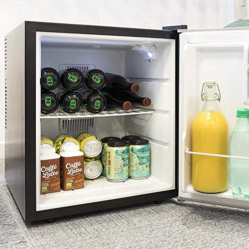 Cecotec mini bar GrandCooler 10000 Silent Black, de 46 L de capacidad, eficiencia energética A+, tecnología termoeléctrica, silencioso, luz LED interior y sistema Auto Defrost.