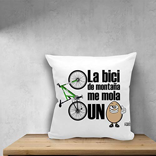 Cojin Decorativo, Original y Personalizado para Regalo, Ideal para Hobby. Incluye Relleno. La Bici de montaña me Mola un Huevo. 42,5 X 42,5 cm. Cojines con Agradable Tacto de Algodon.