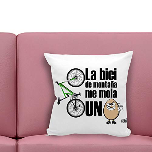 Cojin Decorativo, Original y Personalizado para Regalo, Ideal para Hobby. Incluye Relleno. La Bici de montaña me Mola un Huevo. 42,5 X 42,5 cm. Cojines con Agradable Tacto de Algodon.