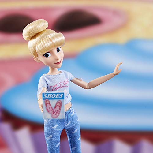 Disney Princess Comfy Squad - Muñeca de Cenicienta, Juguete Inspirado en la película Ralph rompe Internet, muñeca de Atuendo Casual, niñas de 5 años de Edad