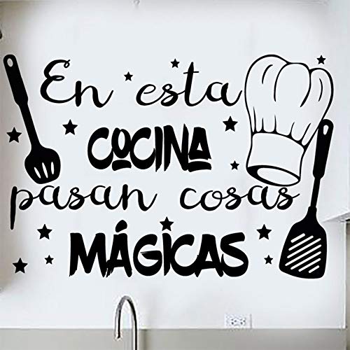 Docliick® Frase Vinilo para cocina o restaurante"EN ESTA COCINA PASAN COSAS MÁGICAS" Pegatina pared frases decorativas DC-18018 (30x20cm)