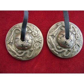 HERMOSA BUDISTAS TIBETANOS Chakra del Corazón Tingsha CYMBALS Reik, CLARO I ESPACIO , AID meditación, la música , sobre el cordón de cuero ; 6cm DIA. RELIEVE CON 2 TIBETANOS dragones ; IDEA REGALO inusual único - Vendido por dones espirituales . Por lo ge