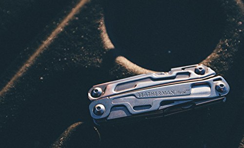 Leatherman Rev - Multiherramienta de bolsillo, 14 herramientas, hoja bloqueable para camping y bricolaje, de acero inoxidable con alicates navaja y destornillador, hecho en EE.UU., con funda de nylon Leatherman Rev - Multiherramienta de bolsillo, 14 herramientas, hoja bloqueable para camping y bricolaje, de acero inoxidable con alicates navaja y destornillador, hecho en EE.UU., con funda de nylon