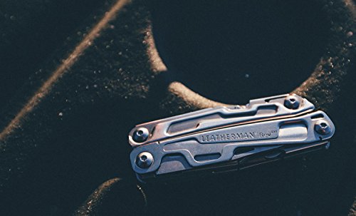 Leatherman Rev - Multiherramienta de bolsillo, 14 herramientas, hoja bloqueable para camping y bricolaje, de acero inoxidable con alicates navaja y destornillador, hecho en EE.UU., con funda de nylon