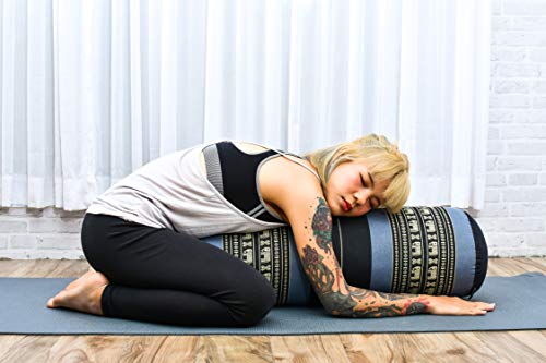 Leewadee Yoga Bolster Grande – Almohadilla tailandesa de kapok ecológico y Hecha a Mano, cojín Alargado para Pilates, 65 x 25 x 25 cm, Azul Leewadee Yoga Bolster Grande – Almohadilla tailandesa de kapok ecológico y Hecha a Mano, cojín Alargado para Pilates, 65 x 25 x 25 cm, Azul