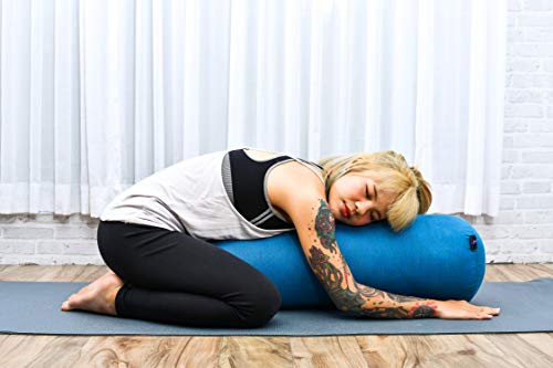 Leewadee Yoga Bolster Grande – Almohadilla tailandesa de kapok ecológico y Hecha a Mano, cojín Alargado para Pilates, 65 x 25 x 25 cm, Azul Claro