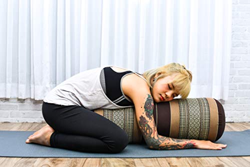 Leewadee Yoga Bolster Grande – Almohadilla tailandesa de kapok ecológico y Hecha a Mano, cojín Alargado para Pilates, 65 x 25 x 25 cm, marrón